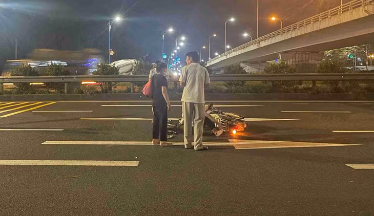 Hiện trường vụ va chạm giữa xe máy và ô tô con trên Quốc lộ 5, đoạn chân cầu vượt Big C, phường Hải Dương. Ảnh: Mai Hương