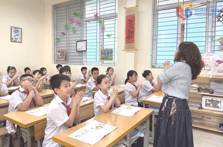 Tiết Âm nhạc của học sinh lớp 4A4, Trường Tiểu học Hồng Gai (phường Hồng Gai).