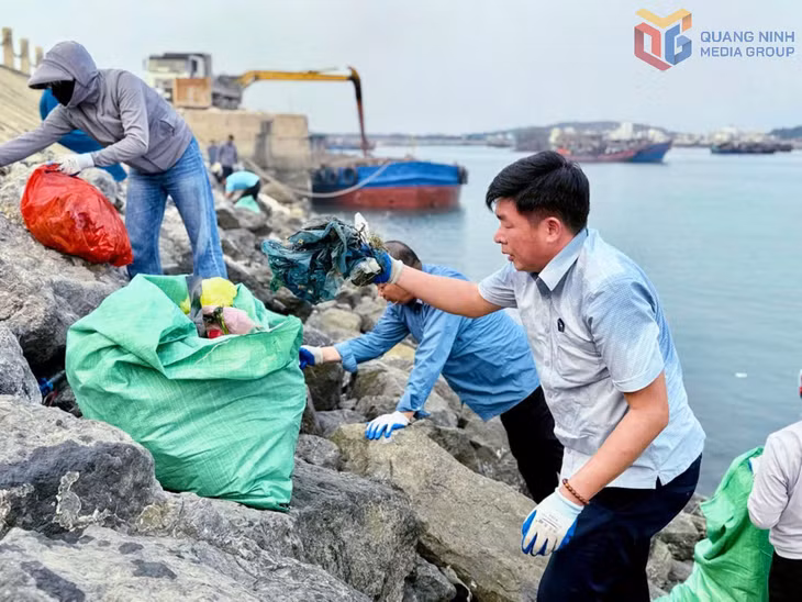 Cán bộ, nhân dân đặc khu Cô Tô chung tay dọn vệ sinh môi trường trên địa bàn.