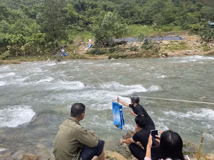 Do ảnh hưởng của mưa lớn, nước lũ tại sông dâng cao nên khiến khu vực nuôi cá tại bản Siệc Lống Mìn, xã Quảng Tân bị chia cắt, khó khăn trong giao thương, đi lại.