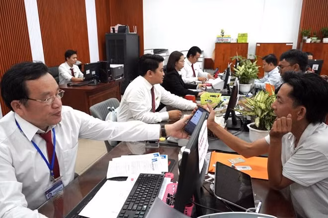 TPHCM sẽ hỗ trợ thêm cho hơn 4.000 người không chuyên trách cấp xã nghỉ việc. Trong ảnh, công chức Trung tâm Phục vụ hành chính công phường Tam Bình tiếp và giải quyết thủ tục hành chính cho người dân. Ảnh: Thu Hường