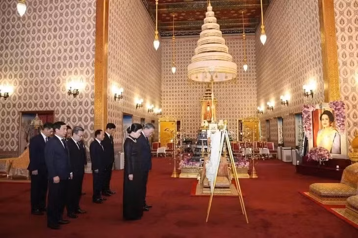 Trước đó, Tổng Bí thư, Chủ tịch nước cùng Phu nhân và đoàn đại biểu cấp cao Việt Nam đến đặt vòng hoa viếng và ký sổ tang Hoàng Thái hậu Thái Lan Sirikit. (Ảnh: TTXVN phát)