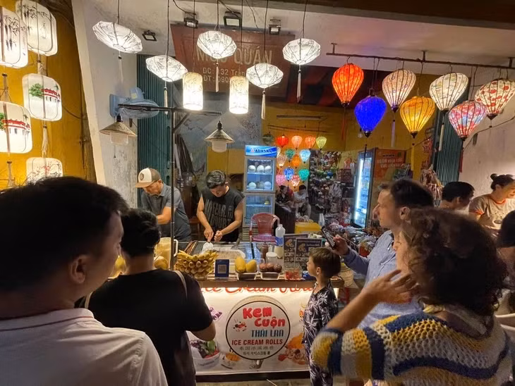 Du khách trải nghiệm phố đi bộ Hội An - Ảnh: B.D.