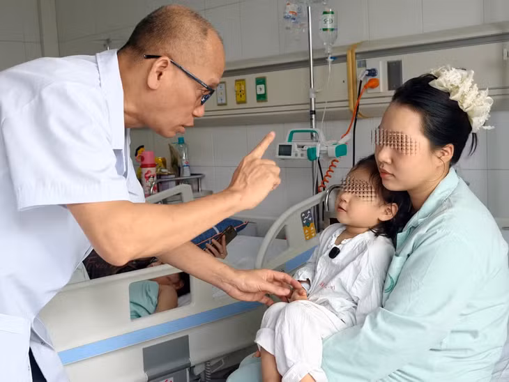 Phó Giáo sư, Tiến sĩ Nguyễn Hồng Hà thăm khám cho người bệnh sau ca phẫu thuật.