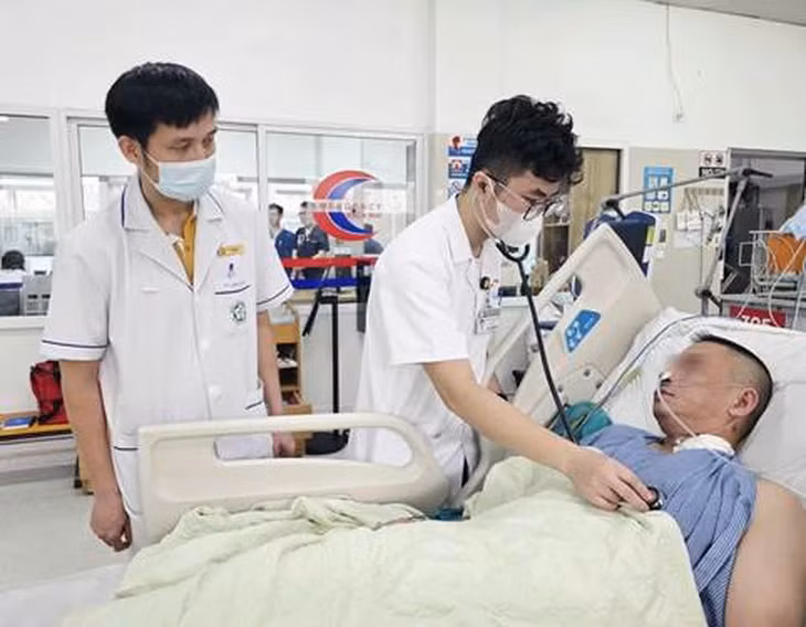Bệnh nhân được cấp cứu tại Bệnh viện Bạch Mai - Ảnh: BVCC