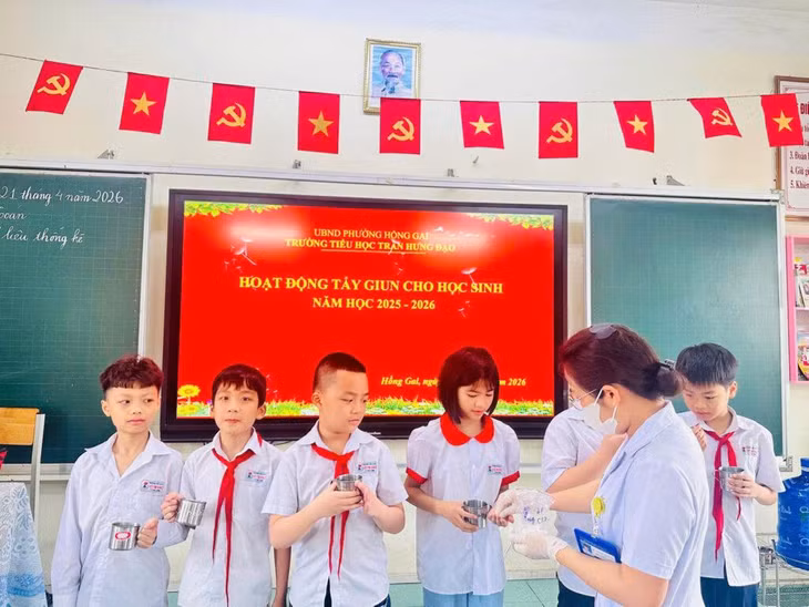 Hoạt động tẩy giun cho học sinh tại Trường TH Trần Hưng Đạo (phường Hồng Gai), tháng 4/2026.
