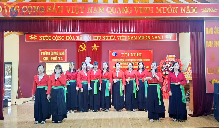 Bà Trương Thị Lê (hàng đầu, thứ 2 từ tay phải sang) cùng các thành viên CLB tích cực tham gia các chương trình hát giao lưu với các CLB khác trong Hội nghị tổng kết Ban liên lạc người Sán Dìu Quảng Ninh, tháng 10/2025.