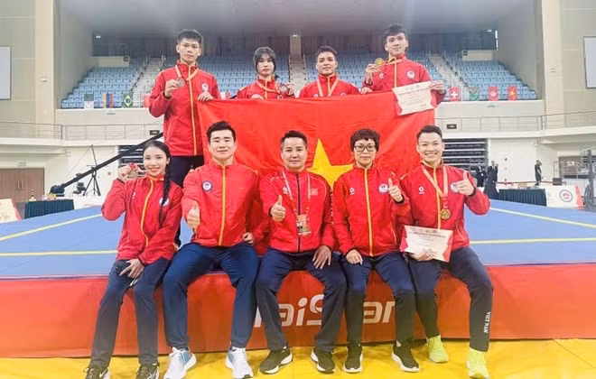 Võ sĩ Thu Thủy (ngoài cùng bên phải, hàng dưới) và Đội tuyển wushu Việt Nam tại Cúp tán thủ thế giới 2026. Ảnh: Vũ Văn