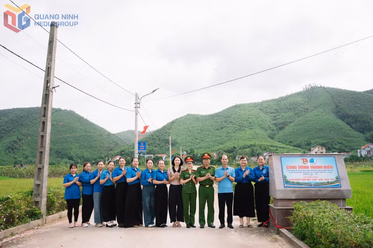 Đoàn phường Hoành Bồ gắn biển công trình “Tuyến đường xanh - sạch - đẹp do thanh niên quản lý” tại khu Đồng Đạng.