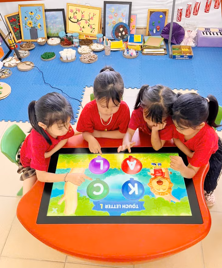 Mô hình “Mầm non thông minh - Ứng dụng AI nâng cao chất lượng chăm sóc, nuôi dưỡng và giáo dục trẻ” do Chi bộ 2 triển khai đã tạo chuyển biến tích cực trong hoạt động chuyên môn của Trường Mầm non Cô Tô.