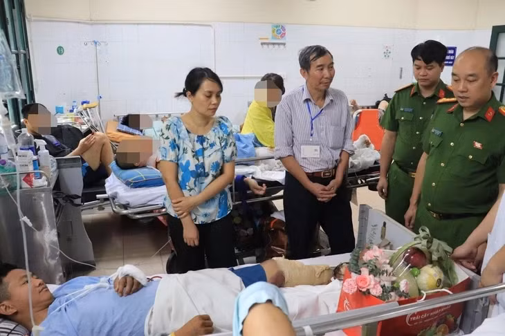 Đại tá Nguyễn Đức Long - Phó giám đốc Công an TP Hà Nội - đến thăm hỏi, động viên đại úy Đào Quang Hòa tại Bệnh viện Hữu nghị Việt Đức - Ảnh: Công an Hà Nội