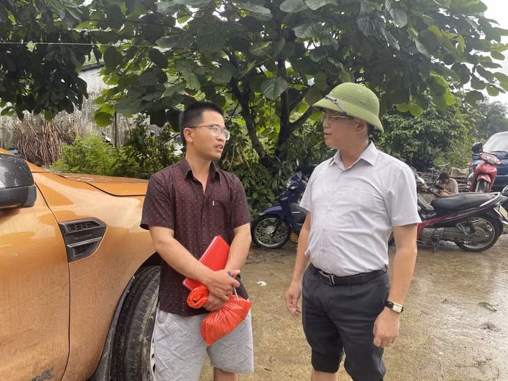Đại diện chính quyền xã Quảng Tân tới thăm hỏi, động viên hộ gia đình nuôi cá tầm ở bản Siệc Lống Mìn bị thiệt hại do mưa lũ.