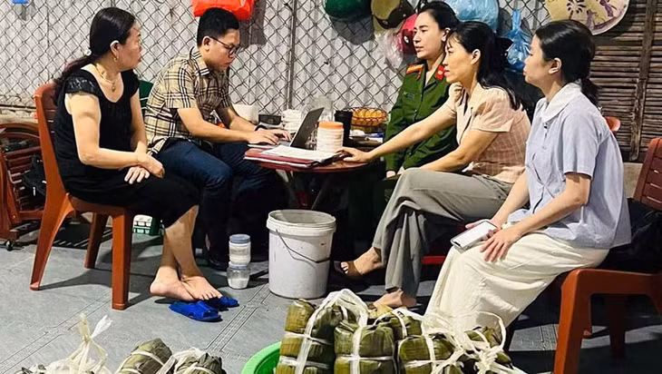 Lực lượng liên ngành làm việc với chủ hộ (mặc áo đen) tại cơ sở sản xuất, kinh doanh giò lợn.
