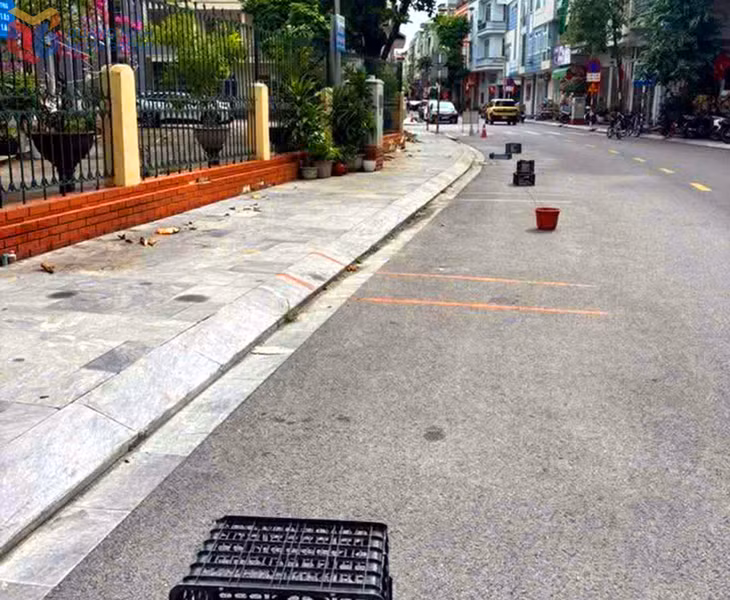 Rất nhiều chướng ngại vật được dựng lên để ngăn cản việc đỗ xe ở khu vực Trường Tiểu học Cao Thắng (cơ sở 2, phường Hà Lầm).