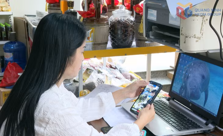 Giám đốc HTX Nông, lâm, ngư nghiệp Việt Hưng chú trọng quảng bá, tiêu thụ sản phẩm của HTX trên các kênh mạng xã hội.