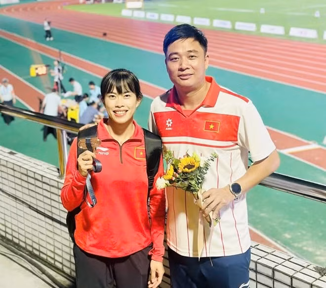 Tuyển thủ điền kinh Vũ Thị Ngọc Hà (áo đỏ) được chúc mừng kết quả huy chương đồng. Ảnh: MH