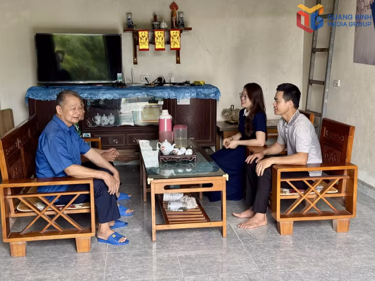 Anh Nịnh Văn Chắn (ngoài cùng bên phải) vận động người dân trong thôn đoàn kết xây dựng nông thôn mới.