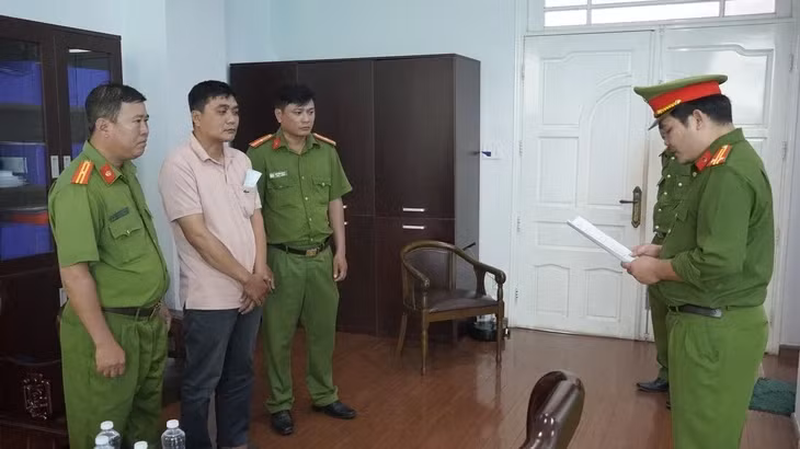 Công an tỉnh Vĩnh Long tống đạt các quyết định đối với Nguyễn Thế Anh - Ảnh: Công an Vĩnh Long