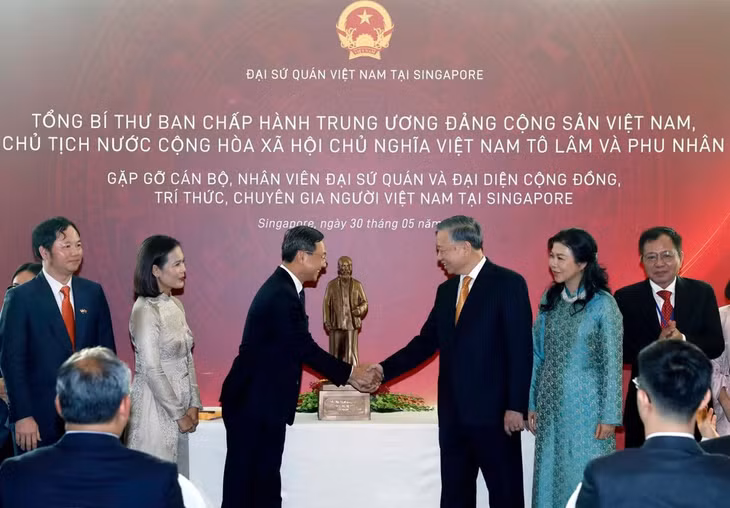Tổng Bí thư, Chủ tịch nước Tô Lâm và Phu nhân cùng Đoàn đại biểu cấp cao đã gặp cán bộ, nhân viên Đại sứ quán Việt Nam tại Singapore cùng đông đảo bà con kiều bào, chuyên gia, trí thức Việt Nam sinh sống, học tập và làm việc tại đây.