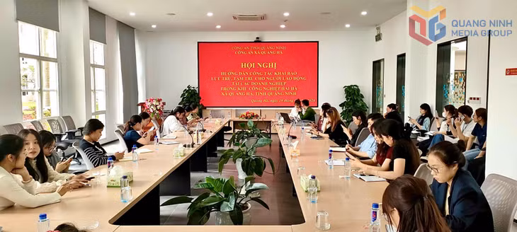Công an xã Quảng Hà hướng dẫn công tác khai báo lưu trú, tạm trú cho người lao động tại các doanh nghiệp trong KCN cảng biển Hải Hà, tháng 3/2026.