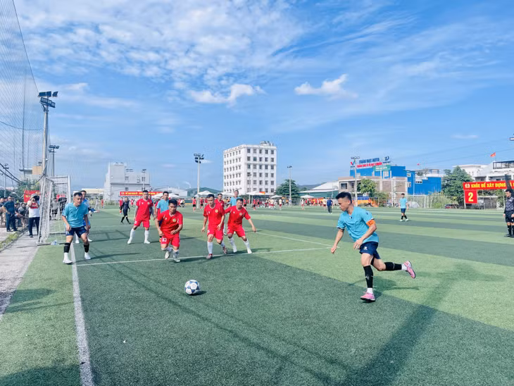 Một pha bóng kiến tạo của đội trưởng Đội Công an tỉnh Quảng Ninh.