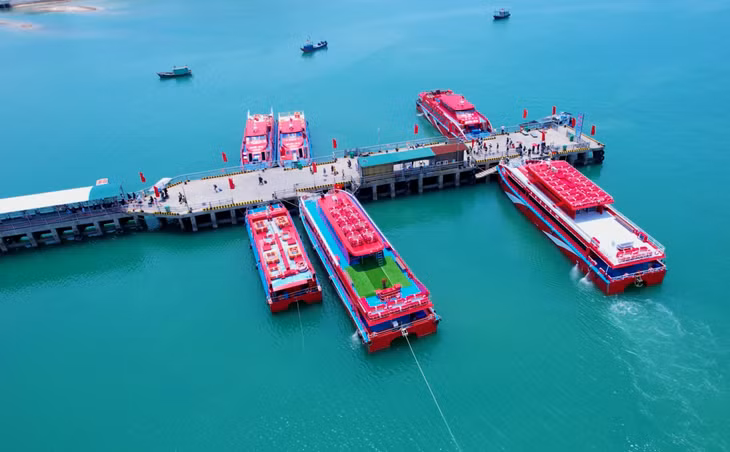 Lượng khách tăng cao, khu vực cầu cảng Cô Tô luôn nhộn nhịp, hoạt động vận tải được duy trì liên tục.