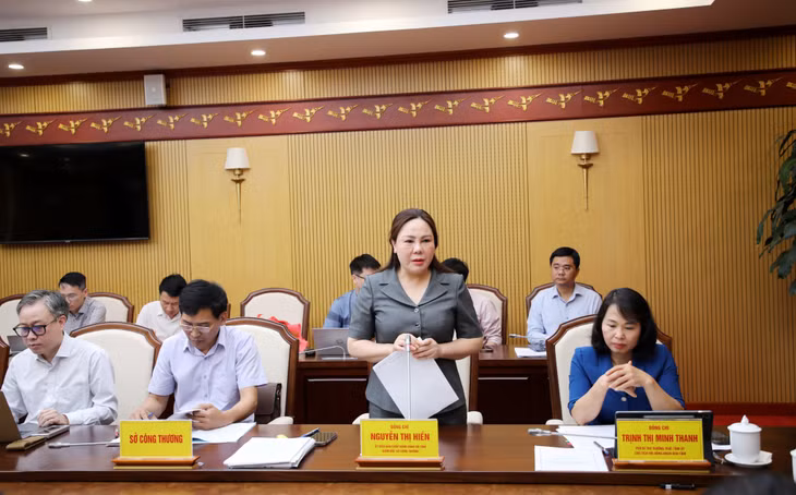Đồng chí Nguyễn Thị Hiền, Giám đốc Sở Công Thương, báo cáo tại buổi làm việc.