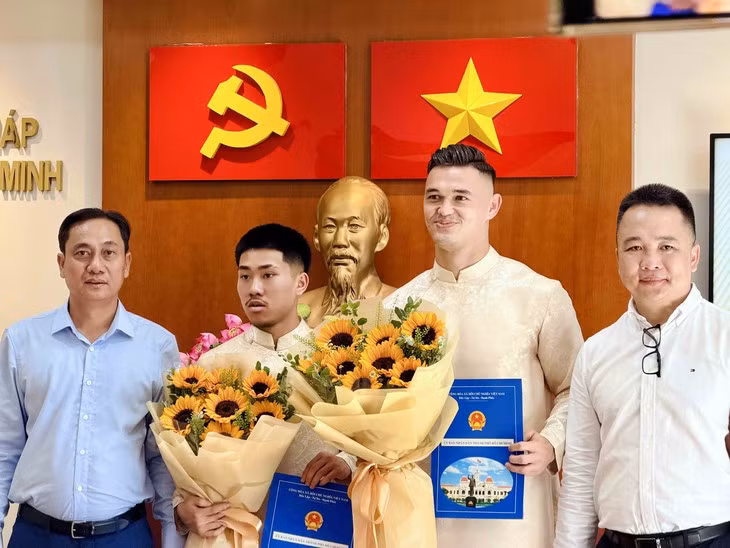Lê Giang Patrik và Khoa Ngô nhận quốc tịch Việt Nam - Ảnh: N.K.