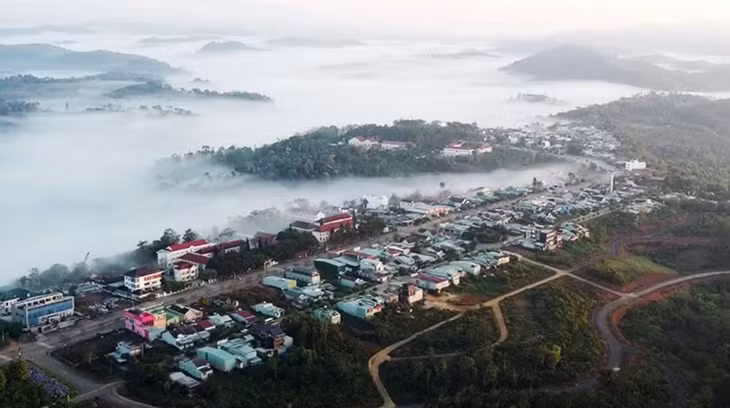Mây sớm bao trùm xã Măng Đen. (Ảnh: KHIẾU MINH)