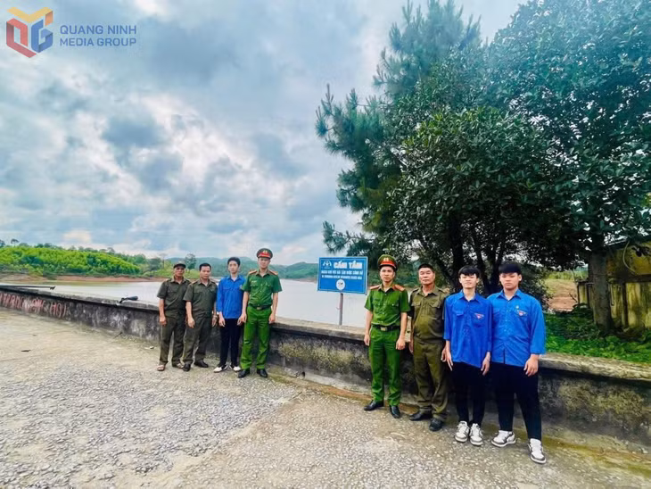 Đoàn Thanh niên phường Móng Cái 3 phối hợp với Công an phường rà soát và cắm biển cảnh báo các điểm có nguy cơ xảy ra đuối nước.