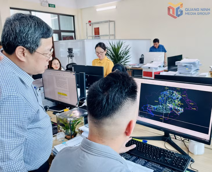 Lãnh đạo UBND phường cùng với cán bộ chuyên môn rà soát, kiểm tra bản đồ GPMB dự án Công viên công cộng Tuần Châu.