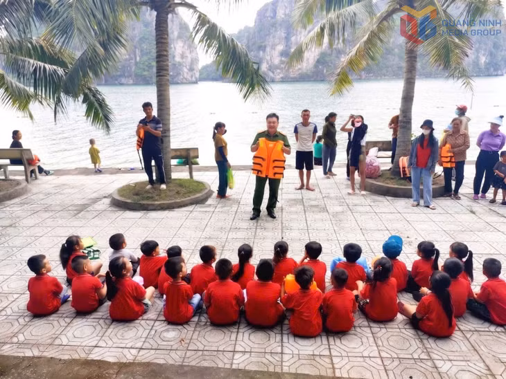 Cán bộ chiến sĩ đẩy mạnh tuyên truyền cho trẻ em trên địa bàn.