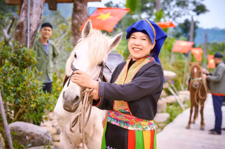 Hướng dẫn viên du lịch người Dao tại Kỳ Thượng Am Váp Farm. Ảnh: Kỳ Thượng Am Váp Farm