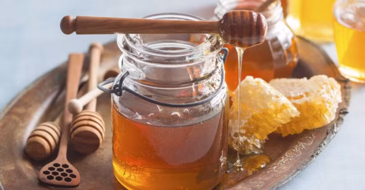Mật ong cần đậy nắp thật kỹ sau khi dùng để bảo quản lâu nhất. (Ảnh: HoneyBoard)