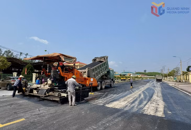 Nhà thầu thi công thảm asphalt dự án chỉnh trang, nâng cấp hạ tầng khu tái định cư Đoàn Kết (đặc khu Vân Đồn). Ảnh: Mạnh Trường