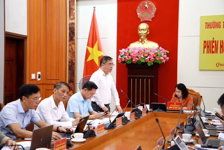 Đồng chí Nguyễn Chí Thành, Ủy viên Ban Thường vụ Tỉnh ủy, Phó Chủ tịch Thường trực Ủy ban MTTQ Việt Nam tỉnh, phát biểu tại phiên họp.
