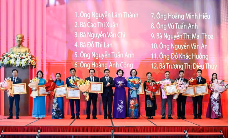 Phó Chủ tịch Quốc hội Nguyễn Thị Hồng và Phó Chủ tịch Quốc hội Nguyễn Hồng Diên trao Bằng khen của Ủy ban Thường vụ Quốc hội tặng các cá nhân có thành tích xuất sắc. (Ảnh: DUY LINH)