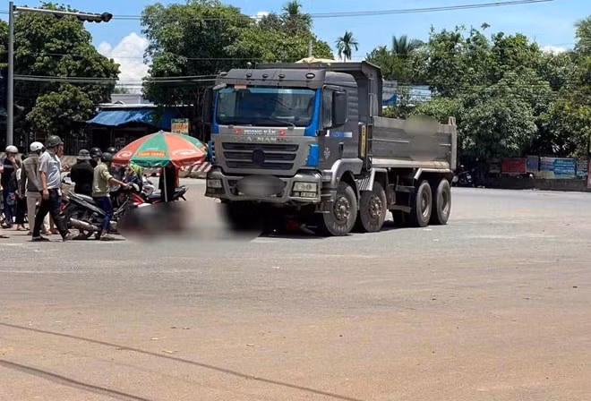 Hiện trường vụ tai nạn giữa xe ben và xe máy khiến cháu bé 4 tuổi tử vong. Ảnh: Bạn đọc cung cấp