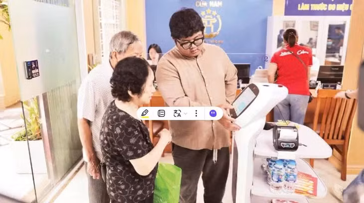 Người dân làm các thủ tục tại điểm phục vụ hành chính công phường Cửa Nam, thành phố Hà Nội. (Ảnh: KHÁNH AN)