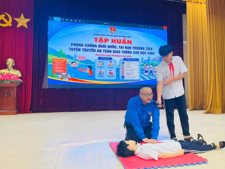 Viện Kiểm sát nhân dân khu vực 4 hướng dẫn kỹ năng sơ cấp cứu và xử lý các tình huống khẩn cấp cho học sinh, giáo viên trên địa bàn xã Bình Liêu. Ảnh: Cơ sở cung cấp