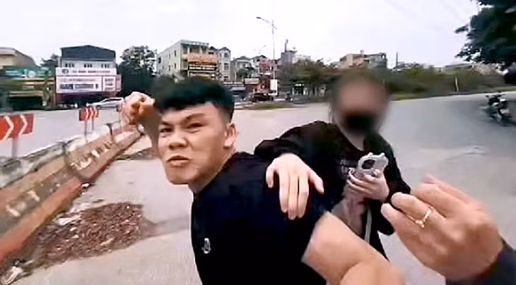 Nam tài xế đấm cảnh sát giao thông - Ảnh: Cục Cảnh sát giao thông