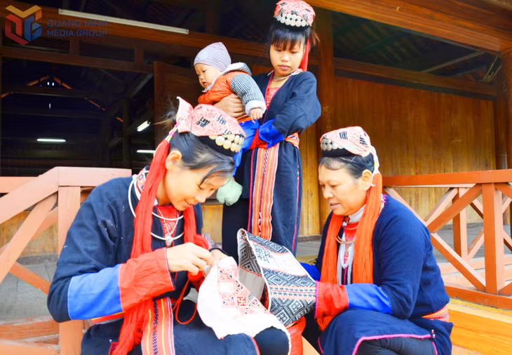 Bà Trương Thị Quý "cầm tay chỉ việc" hướng dẫn cách thêu thổ cẩm cho con em người Dao Thanh Y.