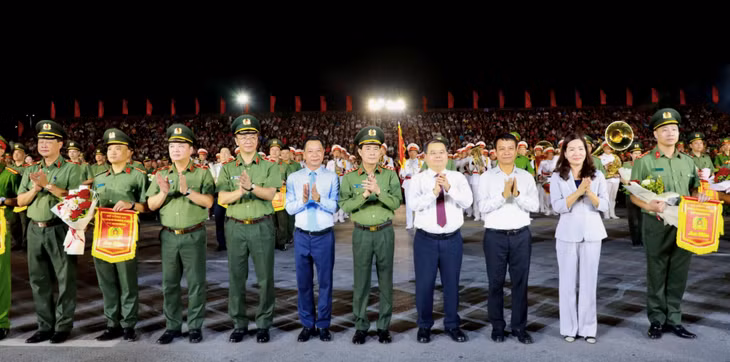Lãnh đạo Bộ Công an, tỉnh Quảng Ninh trao tặng hoa cho các đội tuyển tham gia hội thao.