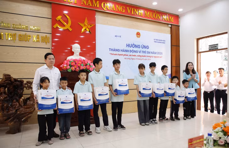 Các bộ, ban, ngành Trung ương và lãnh đạo UBND tỉnh tặng quà cho các cháu Trung tâm trợ giúp xã hội tỉnh (cơ sở 2).