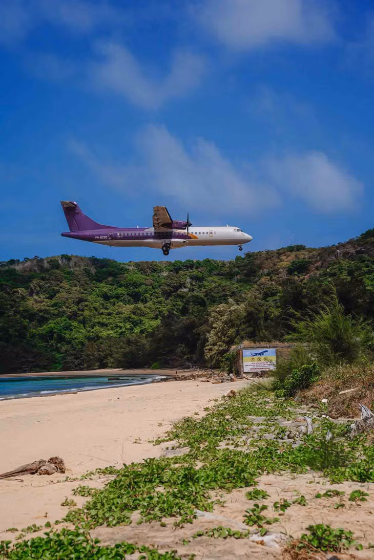 Hình ảnh máy bay sắp hạ cánh ở Côn Đảo. Ảnh: Lê Thành Công