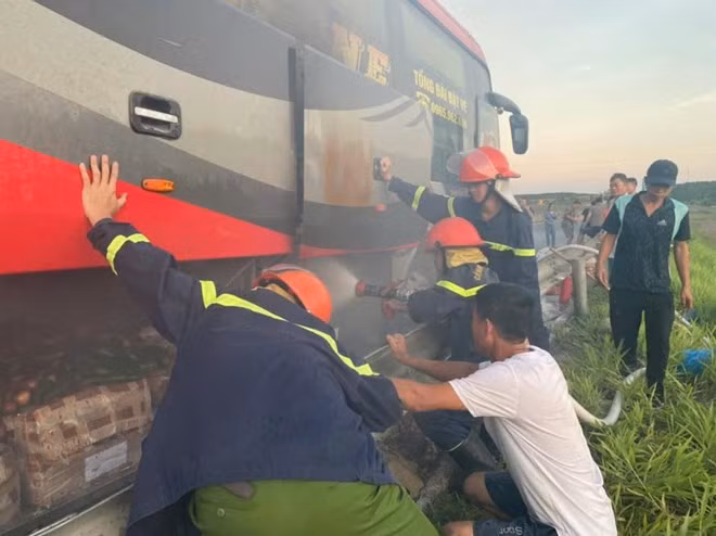 Cháy xe khách trên cao tốc Hà Tĩnh, lực lượng Cảnh sát Phòng cháy chữa cháy và cứu nạn cứu hộ đến dập lửa. Ảnh: Công an Hà Tĩnh