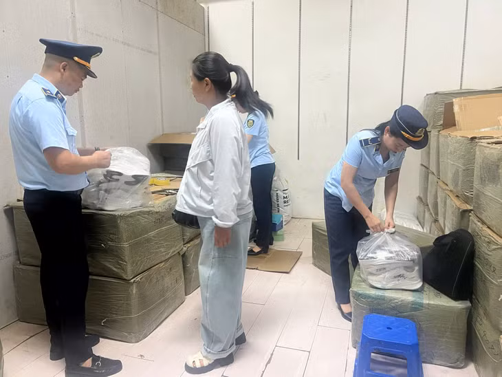 Đội QLTT số 1 khám kho hàng tại chợ Trung tâm, phường Móng Cái 1.