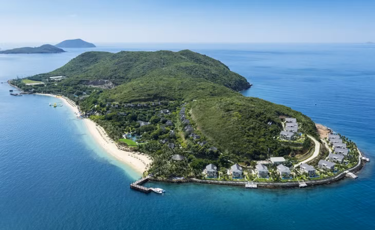 Vẻ đẹp lộng lẫy của vịnh biển Nha Trang nhìn từ trên cao với làn nước trong xanh như ngọc bích.