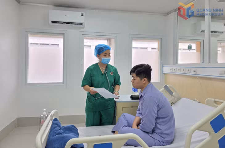Điều dưỡng Khoa Hồi sức tích cực ngoại (Bệnh viện Việt Nam - Thụy Điển Uông Bí) tư vấn sử dụng thuốc cho bệnh nhân sau ghép thận.