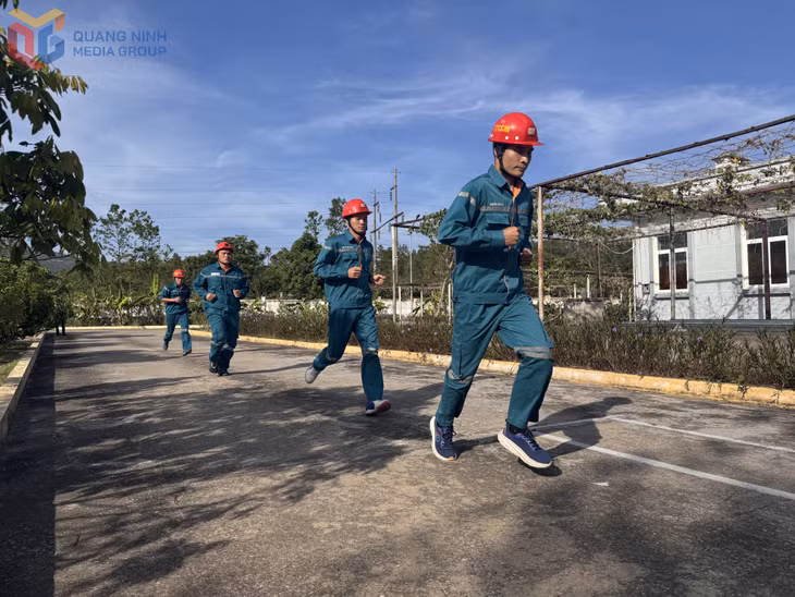 Cán bộ, chiến sĩ Trạm Cấp cứu mỏ Uông Bí, Trung tâm Cấp cứu mỏ TKV thực hiện bài chạy thể lực 3.000m mỗi ngày. Ảnh: Hoàng Yến